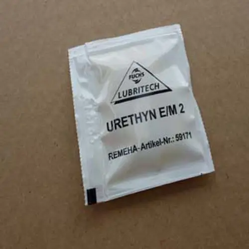 Weißer Beutel mit Produktinformationen, beschriftet mit "URETHYN E/I M 2" und dem Markennamen Remeha, auf braunem Untergrund.
